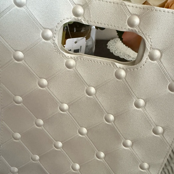 🆕🪷 BATH & BODY WORKS “PEARL WHITE QUILT” REUSABLE GIFT/TOTE BAG. NEW WITH TAGS. - Picture 2 of 12